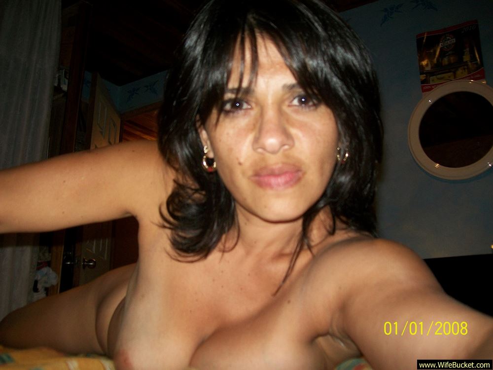latina nude in bed