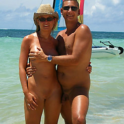 Amateur couple fucks on the nudist beach
