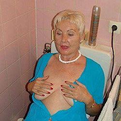 Mature slut gives deepthroat blowjob