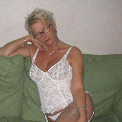 Mature slut gives deepthroat blowjob