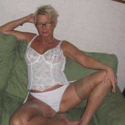 Mature slut gives deepthroat blowjob