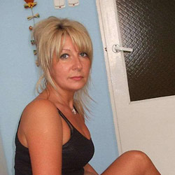 Nude MILFs and naked wives