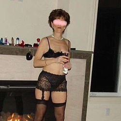 Nude MILFs and naked wives