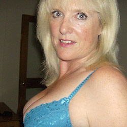 Mature slut gives deepthroat blowjob