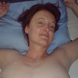 Nude MILFs and naked wives