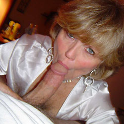 Nude MILFs and naked wives