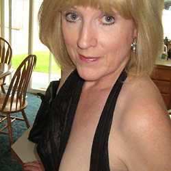 Nude pics of amateur wives and MILFs